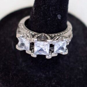 Size 8, Vintage Art Deco Three Stone Clear Gems Ring - U1